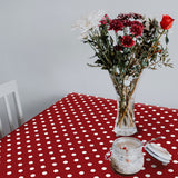 Top Dots Red - Mørk rød voksdug med hvide prikker, miljø