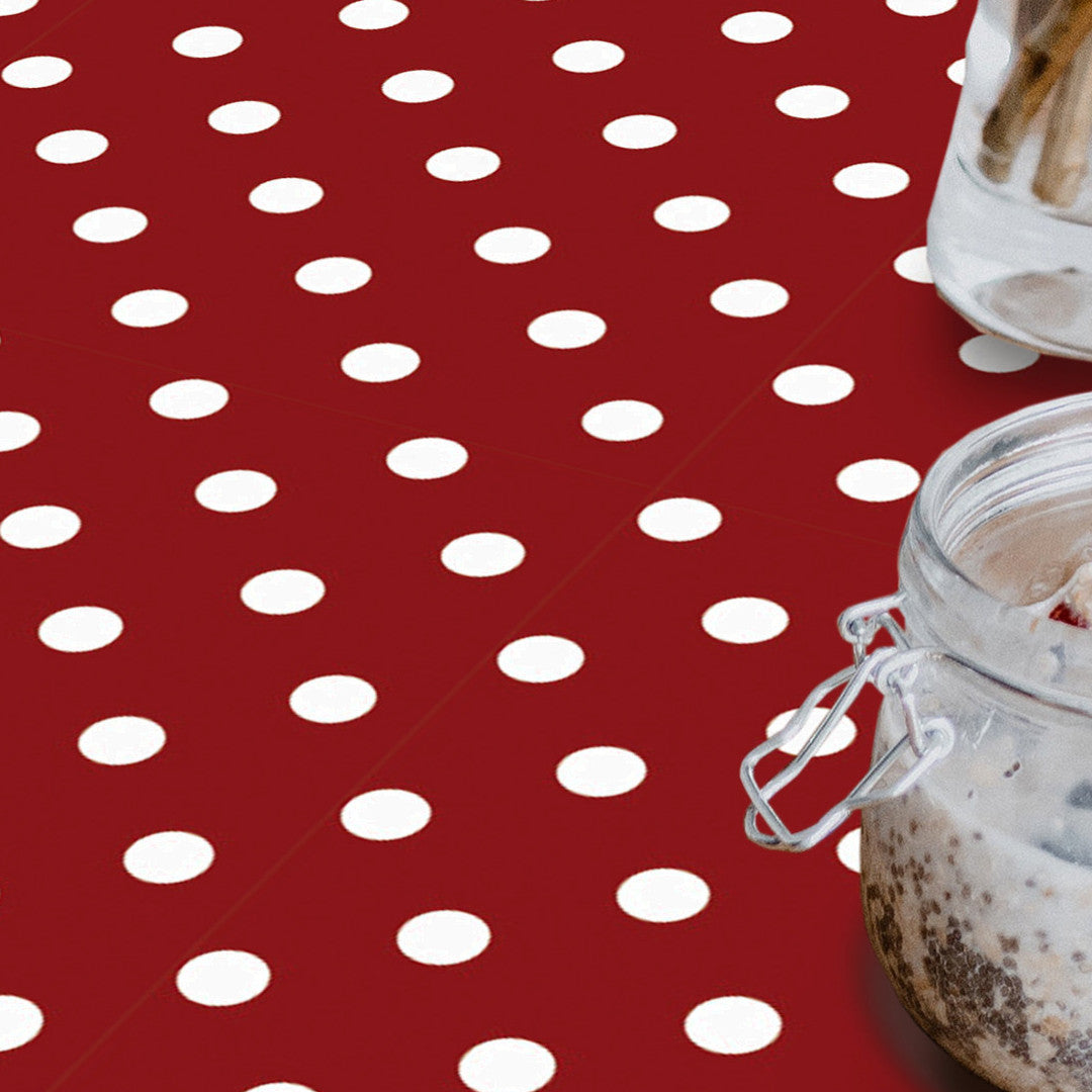 Top Dots Red - Mørk rød voksdug med hvide prikker, nærbillede