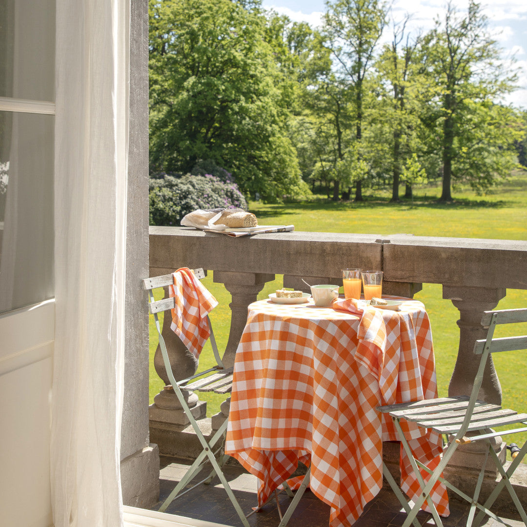 WOW Spring Apricot – Ternet bomuldsdug 150 x 150 cm, rundt bord