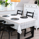 White Chantilly – Hvid blondevoksdug med klassisk rosetmønster, miljø