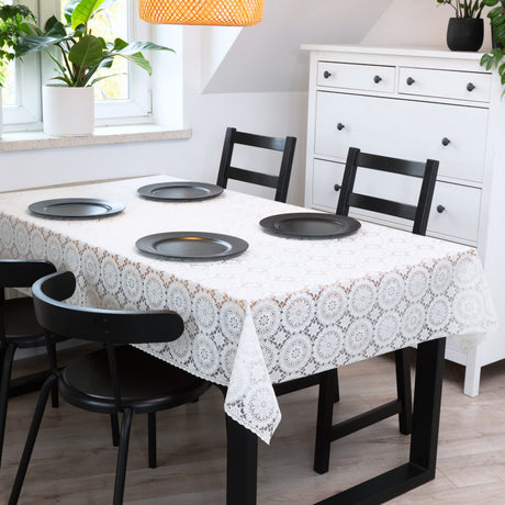 White Chantilly – Hvid blondevoksdug med klassisk rosetmønster, miljø