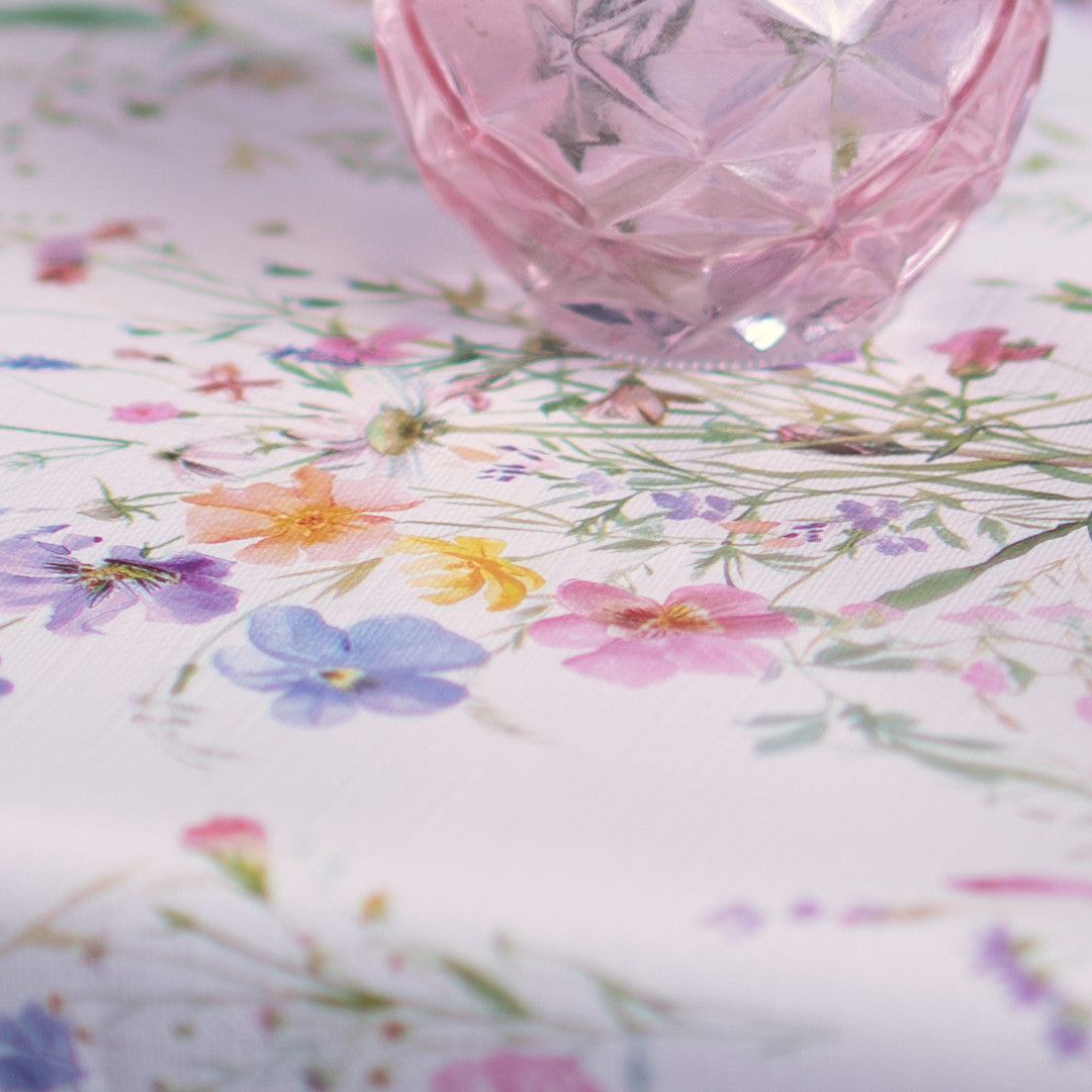 Wildflower Mist – Voksdug med engblomster, nærbillede