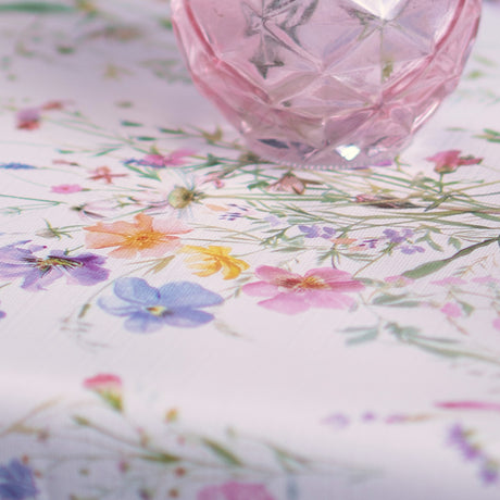 Wildflower Mist – Voksdug med engblomster, nærbillede