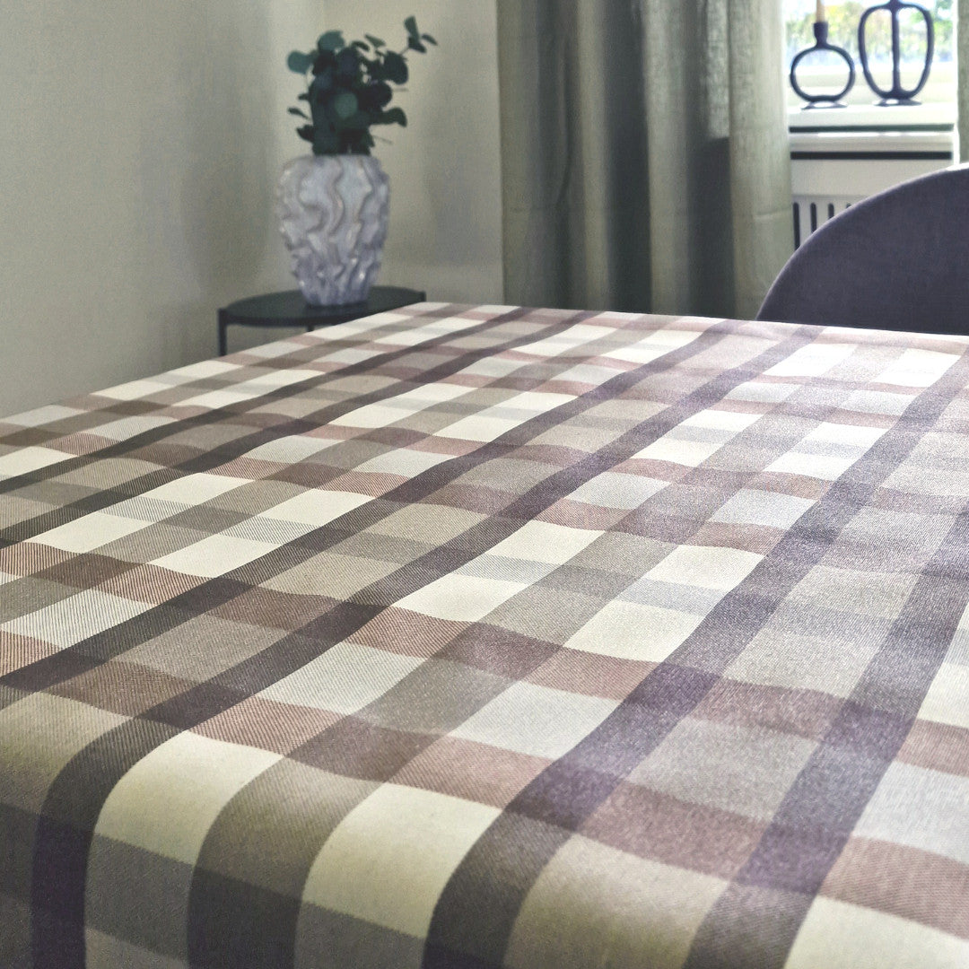 Alistair Brun - Akryldug med tern