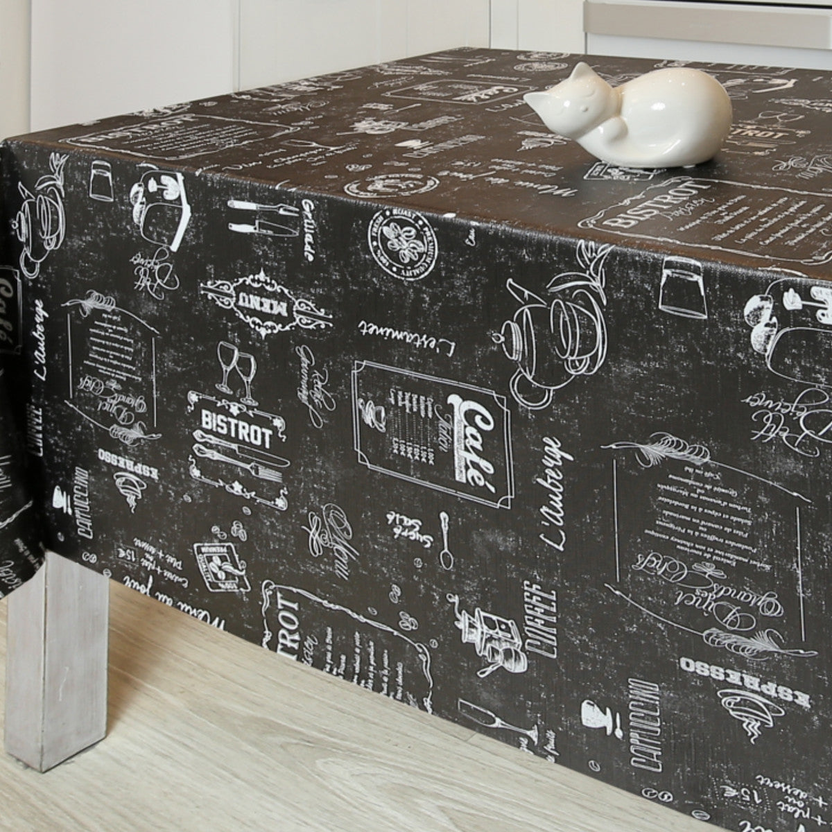 Bistro Sort, voksdug cafémiljø og let præget overflade