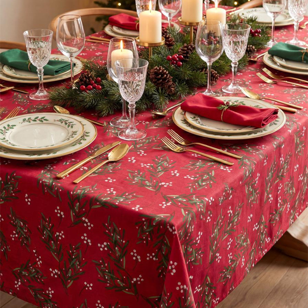 Christmas Greenery Rød – Juledug med antiplet 150 x 300 cm