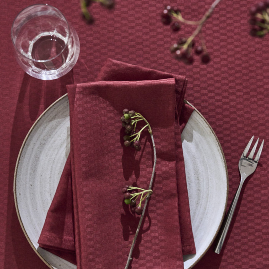 Compliments Damaskdug Tile, Wine Red - 150 x 350 cm, nærbillede