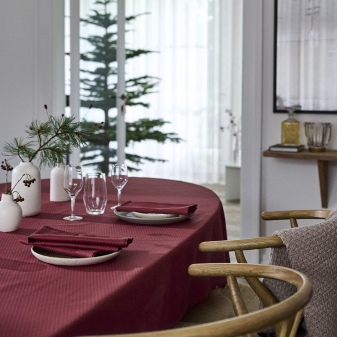 Compliments Damaskdug Tile, Wine Red - 150 x 350 cm