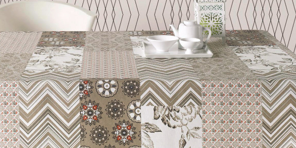 Courbet beige, tekstildug med patchwork tern, 180 cm bred