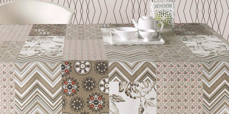 Courbet beige, tekstildug med patchwork tern, 180 cm bred