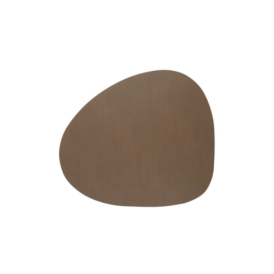 Dækkeserviet i genanvendt læder – Pebble Tobak 46 × 40 cm, model