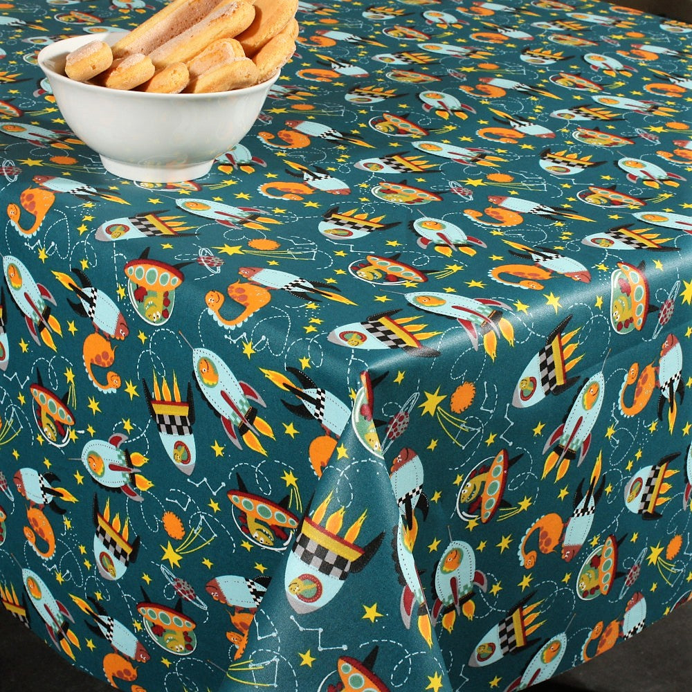 Dinofuzzy blågrøn - Akryldug med rumskibe 155 cm bred