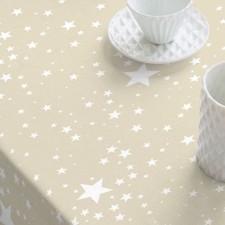 Nærbillede af Etoiles Lys Beige julevoksdug med hvide stjerner på lys beige baggrund