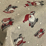 LÆNGDE: 1,4 meter - Juledug Fjolle Nisser - Akryldug med nisser på hørfarvet bund