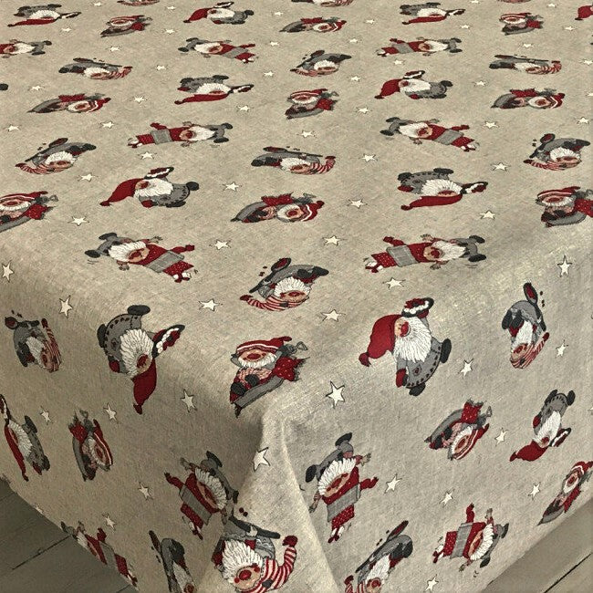 LÆNGDE: 1,4 meter - Juledug Fjolle Nisser - Akryldug med nisser på hørfarvet bund