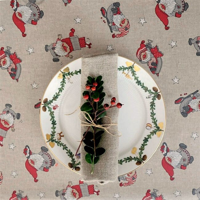 LÆNGDE: 1,4 meter - Juledug Fjolle Nisser - Akryldug med nisser på hørfarvet bund