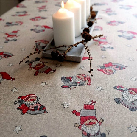 LÆNGDE: 1,4 meter - Juledug Fjolle Nisser - Akryldug med nisser på hørfarvet bund