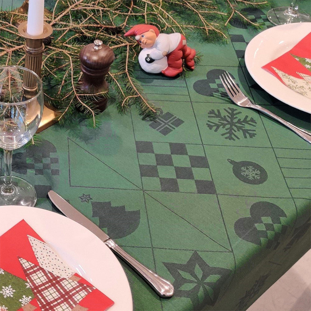 Opdækket julebord med Rosendahl Natale juledug, en klassisk grøn akryldug/tekstildug med antiskrid