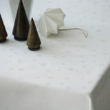 Juna Dot Hvid Damaskdug med Prikker - 140 x 270 cm, nærbillede