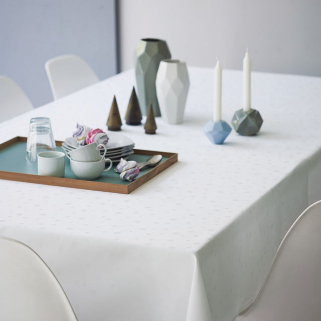 Juna Dot Hvid Damaskdug med Prikker - 140 x 270 cm