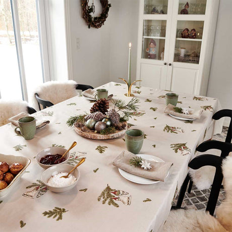 Et opdækket julebord med Klarborg Nisserik Julehygge juledug. Slidstærk tekstildug.