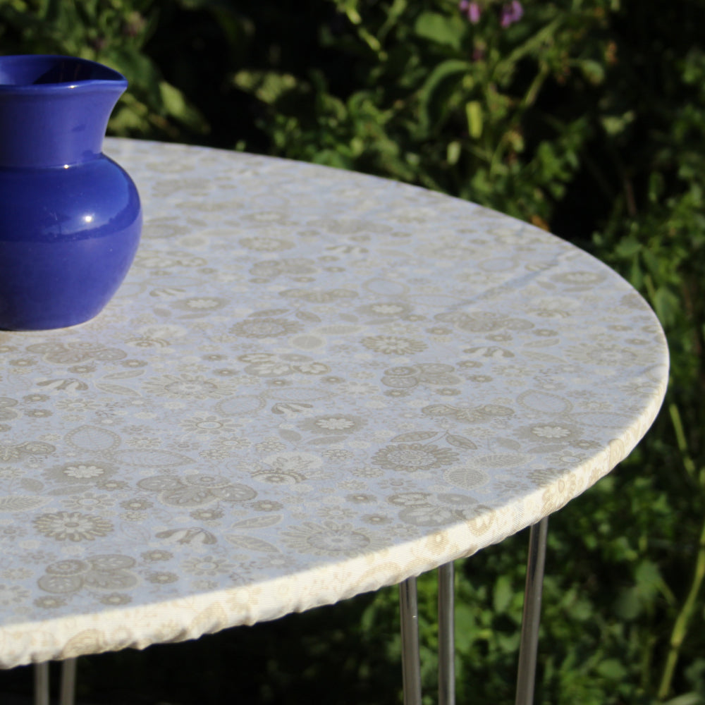 Klee, lyse blomster -  rund akryldug med elastikkant - Til bord Ø 60 - Ø 170 cm