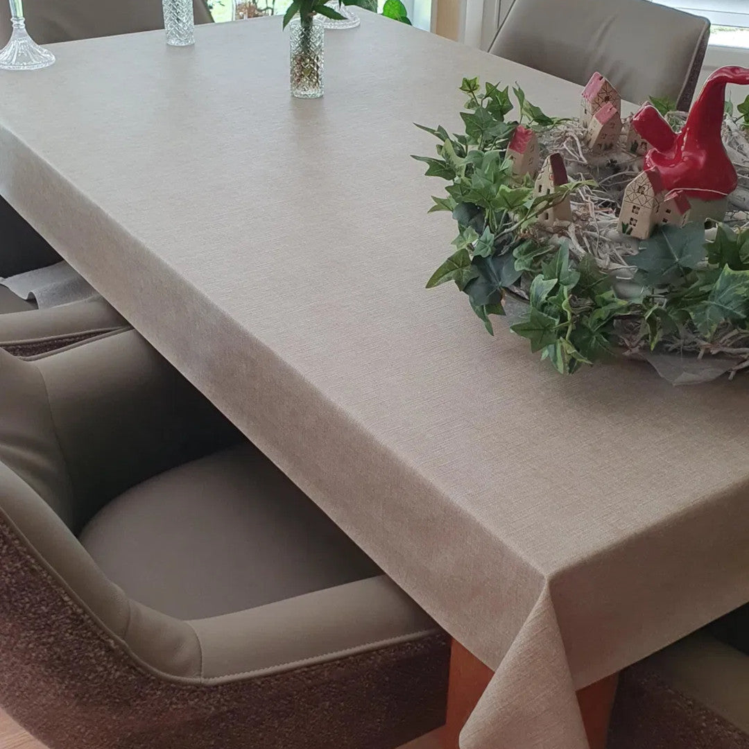 Linen Look Sand - ensfarvet voksdug i hørlook med præget overflade