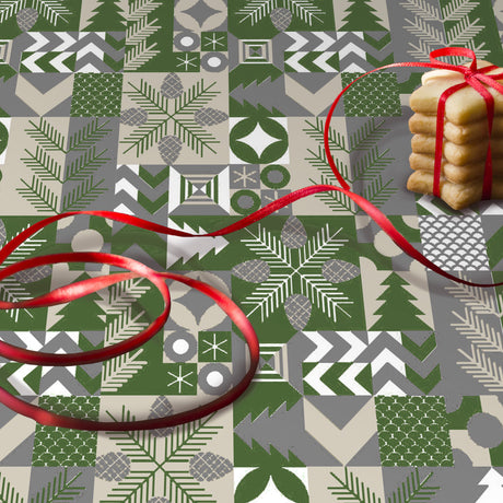 Nærbillede af Merry Present Green julevoksdug med grangrene og geometriske former
