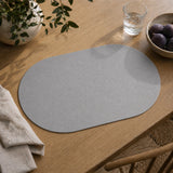 Moon oval dækkeserviet i kunstlæder – Black/Light grey – 30 x 45 cm, bagside
