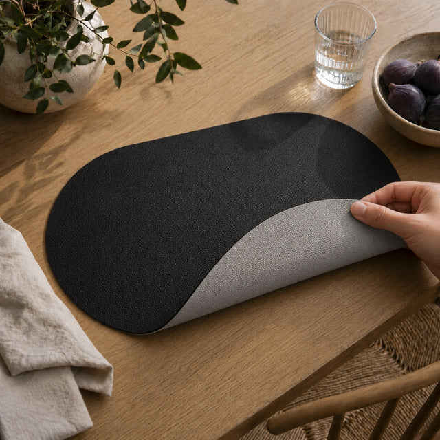 Moon oval dækkeserviet i kunstlæder – Black/Light grey – 30 x 45 cm