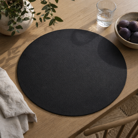 Moon rund dækkeserviet i kunstlæder – Black/Light grey – Ø38 cm, miljø