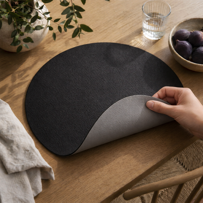 Moon rund dækkeserviet i kunstlæder – Black/Light grey – Ø38 cm