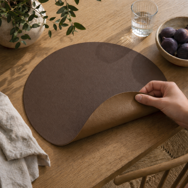 Moon rund dækkeserviet i kunstlæder – Moka/Copper – Ø38 cm