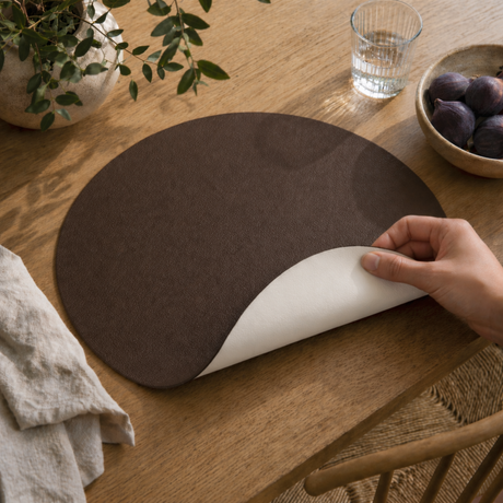 Moon rund dækkeserviet i kunstlæder – Moka/White – Ø38 cm