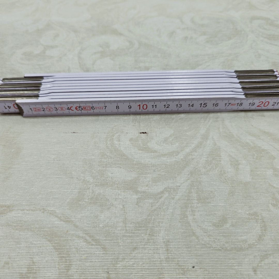 2. SORTERING - Nedilko - Lys akryldug med diskret mønster af humleornamenter