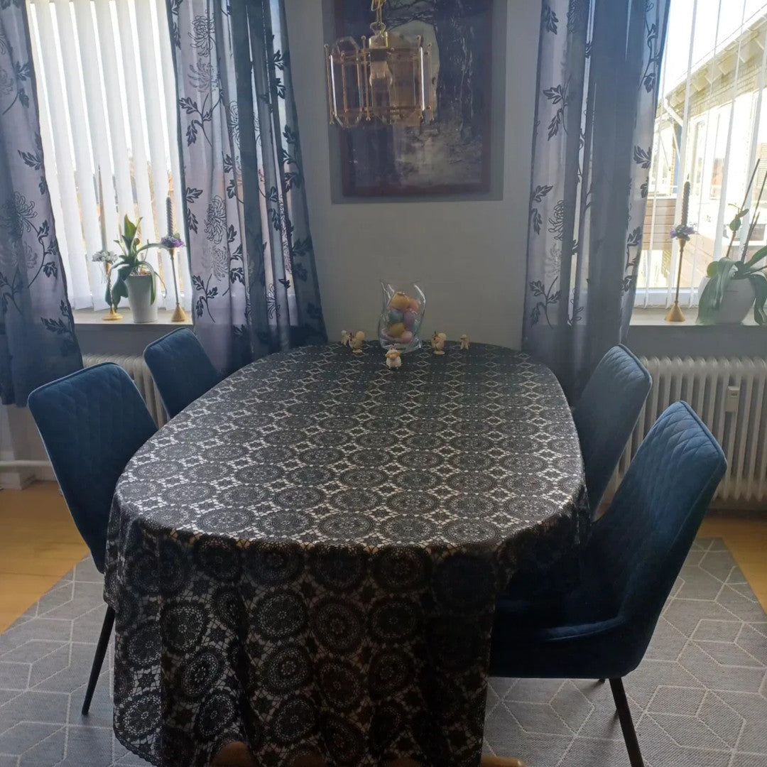 Noir Chantilly – Sort blondevoksdug med grafisk rosetmønster