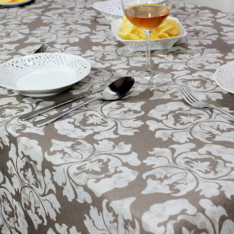 Raine Jacquard Coffee - Akryldug med elegant ornament mønster
