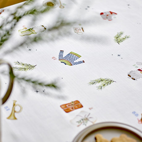 Nærbillede af Södahl Christmas Days juledug med håndtegnede julemotiver 140x350