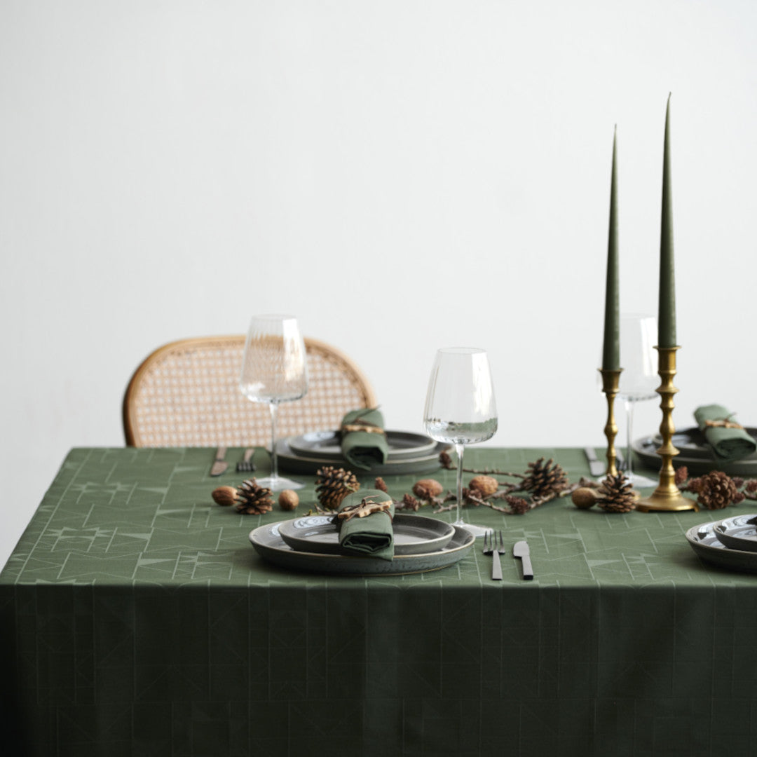 Södahl juledug Forest Green på stemningsfuldt julebord med naturlige elementer 140x370