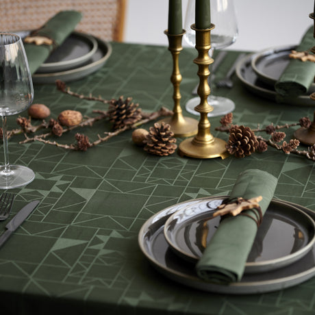 Nærbillede af Södahl Star Damask juledug med elegant stjernemønster i grøn 140x270
