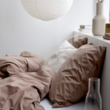 Södahl Organic Crisp sengetøj 140 x 220 cm – Taupe, miljø