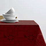 Södahl Star Damask Juledug Rød på bordet med elegant opstilling 140x270