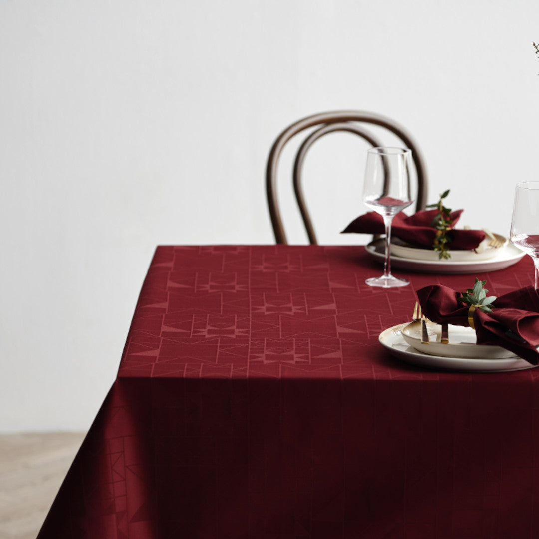 Miljøbillede af Södahl Star Damask Juledug Rød med juledekorationer og opdækning 140x270