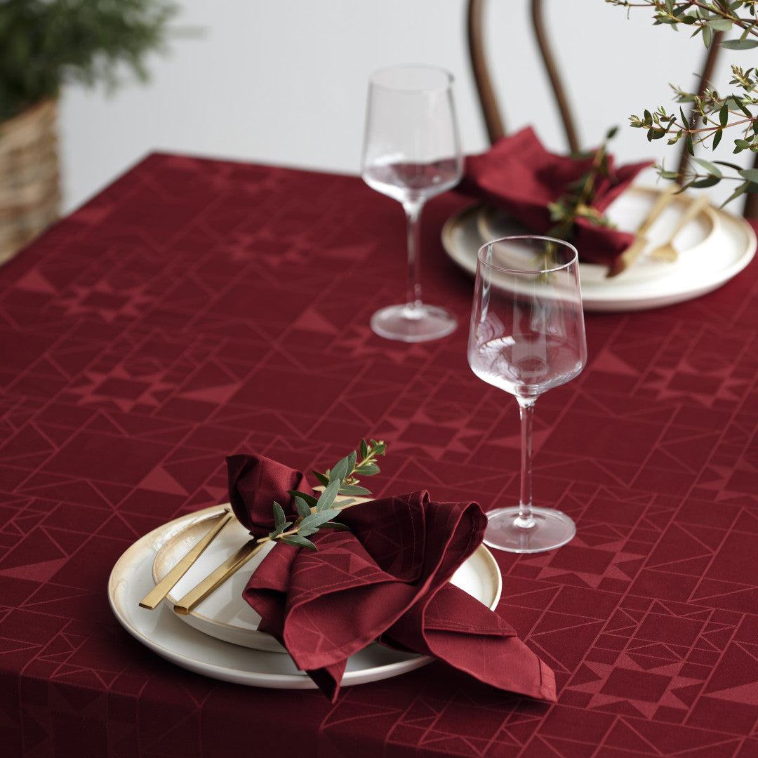 Nærbillede af opdækning med Södahl Star Damask Juledug Rød og glaspynt 140x370