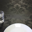 Versailles Black - Sort jacquardvævet akryldug med humleornamenter