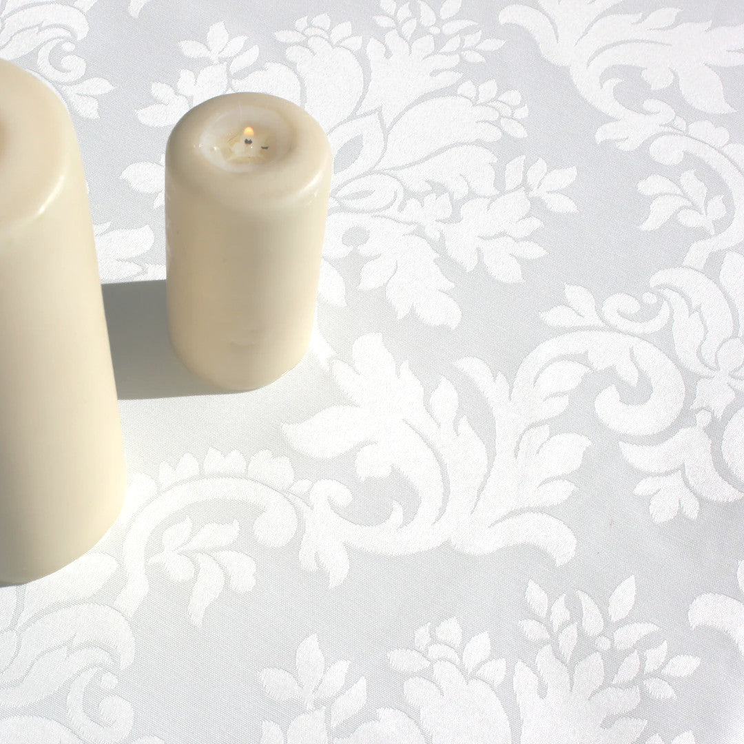 Versailles White - Hvid jacquardvævet akryldug med humleornamenter, 180 cm bred