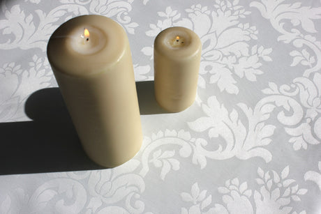 Versailles White akryldug med smukke jacquardvaevet humleornamenter, 180 cm