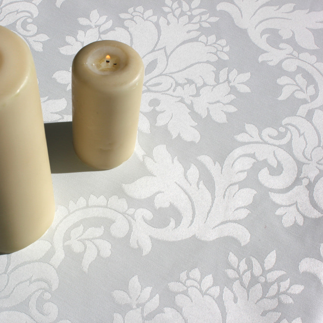 Versailles White akryldug med klassisk humleornament-mønster, 180 cm