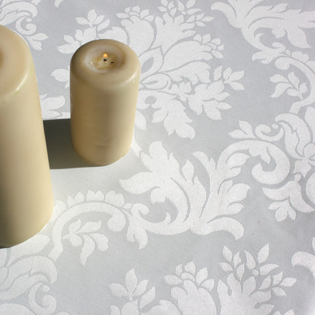 Versailles White akryldug med klassisk humleornament-mønster, 180 cm